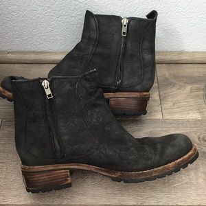 UGG “MERCER” BOOTIES